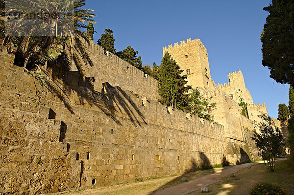 Befestigungsanlagen aus dem 14. Jahrhundert  mittelalterlicher Großmeisterpalast des Johanniterordens  Rhodos  UNESCO Weltkulturerbe  Griechenland  Europa