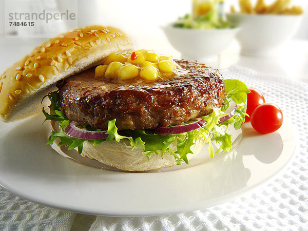 Hamburger  Rindfleisch-Frikadelle mit Zuckermais-Relish und Salat in einem Br÷tchen