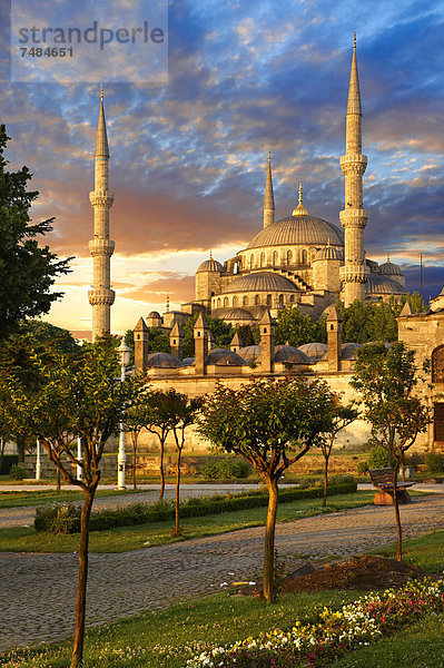 Sonnenuntergang über der Sultan-Ahmed-Moschee  Sultanahmet Camii oder Blaue Moschee  Istanbul  Türkei