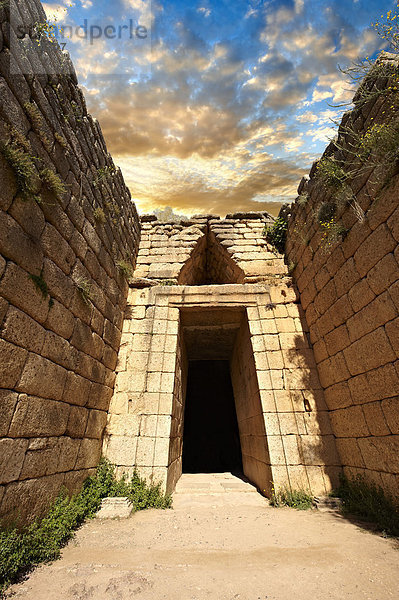 Eingang zum Schatzhaus des Atreus  ein beeindruckendes Tholosgrab  Rundbau  auf dem Panagitsa-Hügel in Mykene  UNESCO Welterbe  Peloponnes  Griechenland  Europa