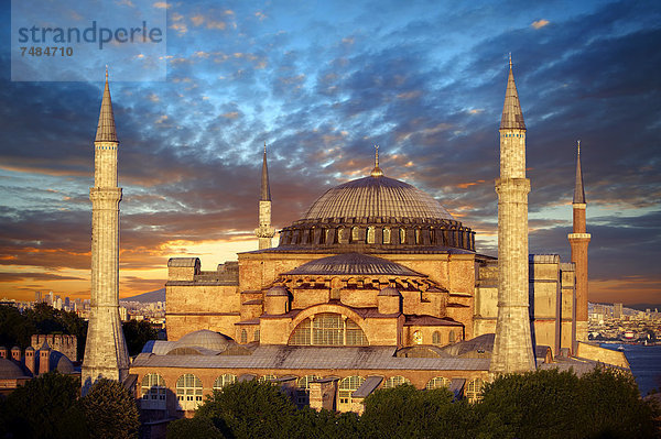 Hagia Sophia  aus dem 6. Jahrhundert  ehemalige byzantinische Kirche  spätere Moschee und heutiges Museum  bei Sonnenuntergang  gebaut von Kaiser Justinian  Istanbul  Türkei