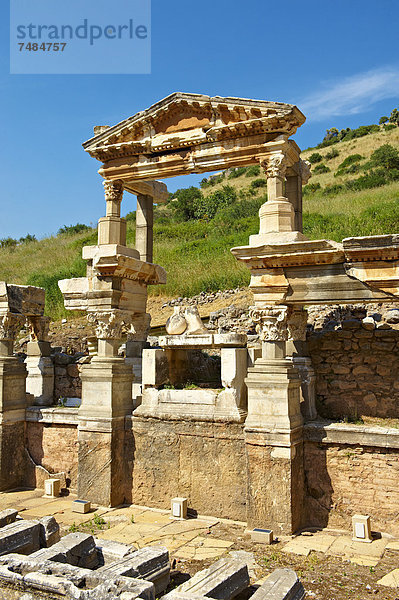 Der Brunnen von Kaiser Trajan an der Kuretenstraße  erbaut zwischen 102 und 114 n. Chr.  Ausgrabungsstätte von Ephesos  Anatolien  Türkei