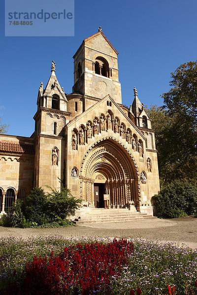 Nachbau der Kirche von Jßk auf der Burg Vajdahunyad  Budapest  Ungarn  Europa