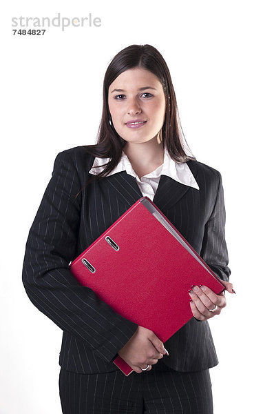 Geschäftsfrau mit rotem Aktenordner  lächelnd