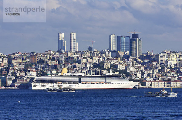 Hafen Schiff Fokus auf den Vordergrund Fokus auf dem Vordergrund Ansicht Kreuzfahrtschiff Naher Osten Istanbul Türkei
