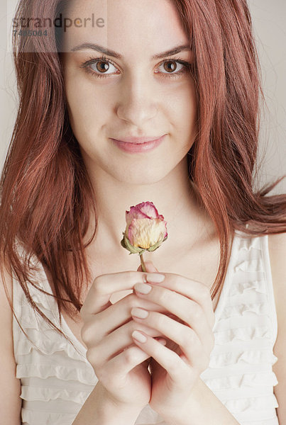 Junge Frau mit einer Rose