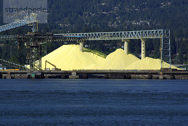Industrieanlage mit Schwefel am Meer  Vancouver  British Columbia  Kanada