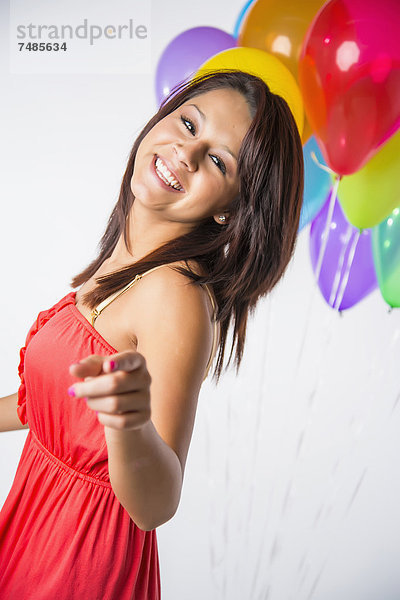 Porträt einer jungen Frau mit Luftballons  lächelnd