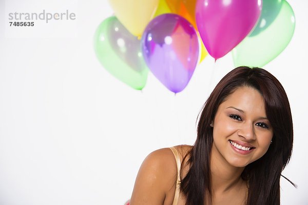 Porträt einer jungen Frau mit Luftballons  lächelnd