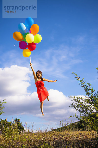 USA  Texas  Junge Frau beim Ballonfahren