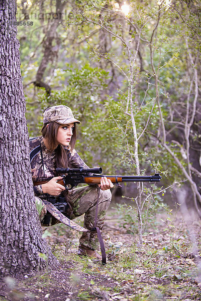 USA  Texas  Junge Frau mit Hebel-Action-Jagdgewehr