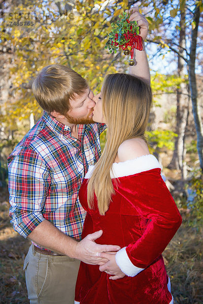 USA  Texas  Mann küsst schwangere Frau