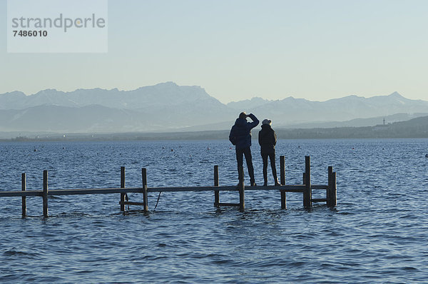 Europa  Deutschland  Bayern  Mann und Frau entspannen am Ammersee