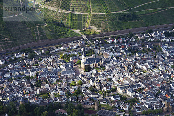 Europa  Deutschland  Rheinland-Pfalz  Blick auf Bad Neuenahr Ahrweiler mit Stadttoren und Weinbergen