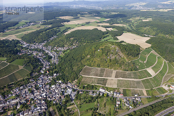 Europa  Deutschland  Rheinland-Pfalz  Blick auf Bad Neuenahr Ahrweiler von Heppingen  Landskrone mit Frauenkapelle und Weinberg