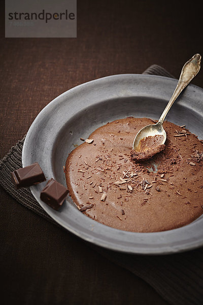 Mousse au Chocolat mit Löffel auf Teller