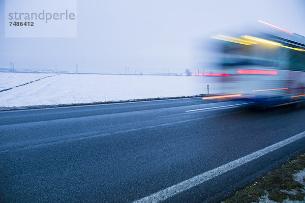 Österreich  Lastwagen im Winter auf der Landstraße unterwegs