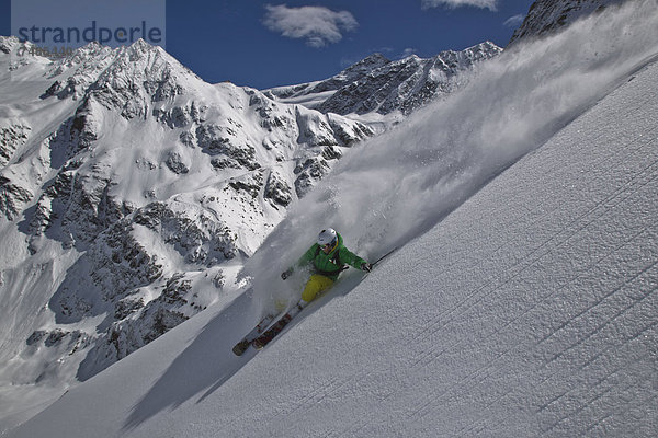 Österreich  Tirol  Mittelerwachsener Mann beim Freeride-Skifahren