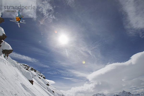Österreich  Tirol  Junger Mann beim Freeride-Skifahren
