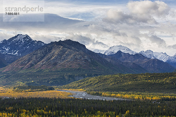 USA  Alaska  Blick auf Chugach Mountains  Matanuska Valley und Matanuska River