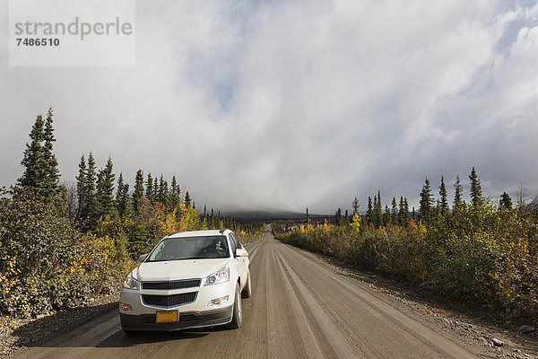 USA  Alaska  Auto unterwegs über den Denali Highway im Herbst