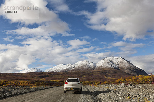 USA  Alaska  Auto unterwegs über den Denali Highway im Herbst