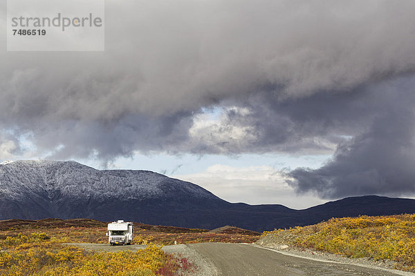 USA  Alaska  Blick auf den Denali Highway im Herbst mit Camper