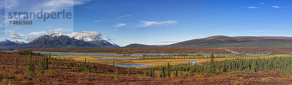 USA  Ansicht der Landschaft im Herbst mit Susitna River und Alaska Range im Hintergrund