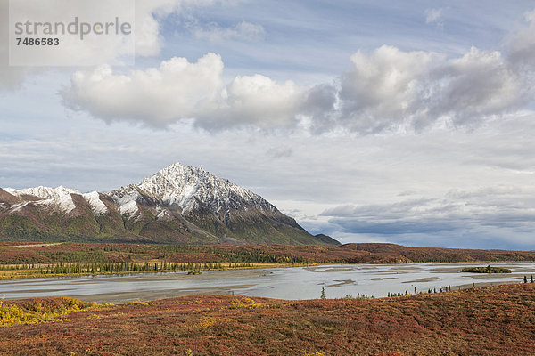 USA  Alaska  Blick auf Susitna River und Landschaft im Herbst