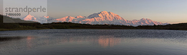 USA  Alaska  Blick auf Mount McKinley und Alaska Range im Denali Nationalpark