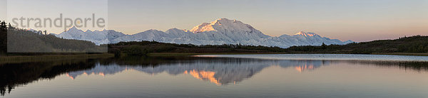 USA  Alaska  Blick auf Mount McKinley und Alaska Range im Denali Nationalpark
