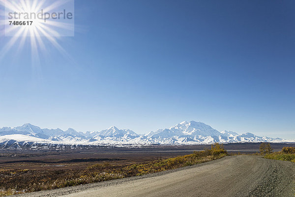 USA  Alaska  Blick auf Parkstraße und Mount Mckinley im Denali Nationalpark