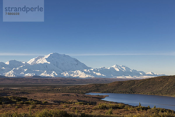 USA  Alaska  Blick auf Mount Mckinley und Spiegelung des Wonder Lake im Denali Nationalpark