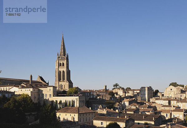 Frankreich  Blick auf Saint Emilion und Glockenturm der monolithischen Kirche