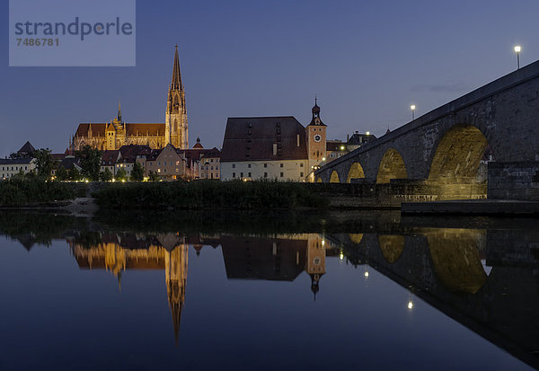 Deutschland  Bayern  Regensburg  Blick auf Donau  Steinbrücke und Regensburger Dom