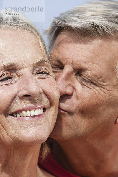 Spanien  Senior Mann küsst Frau  Nahaufnahme