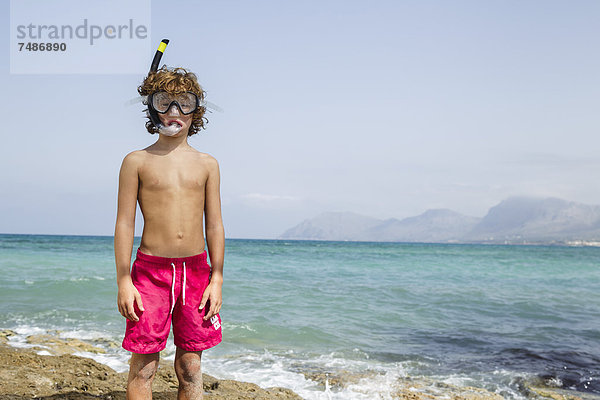 Spanien  Junge mit Tauchausrüstung am Strand