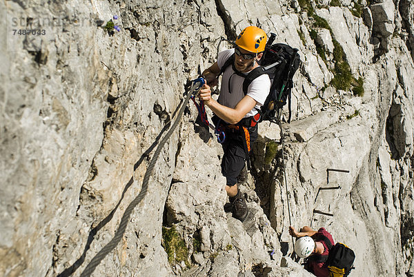 Deutschland  Bayern  Bergsteiger klettern Steilwand