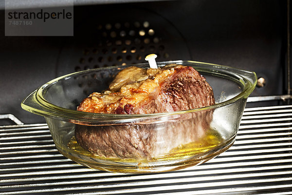 Schüssel mit Roastbeef im Ofen  Nahaufnahme