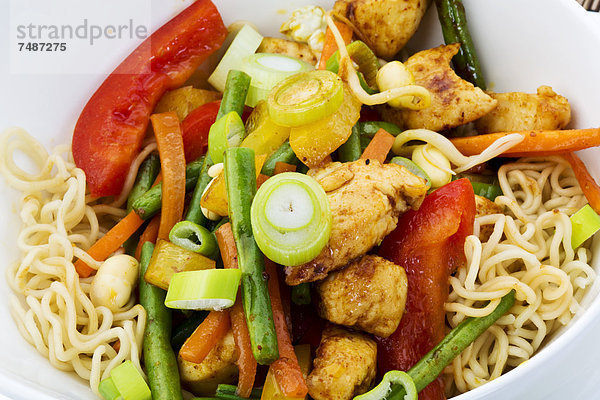 Chinesisches Essen mit Gemüse  Nudeln und Huhn in der Schüssel  Nahaufnahme