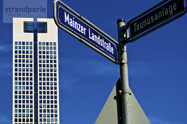 Deutschland  Hessen  Frankfurt  Straßenschild vor dem Wolkenkratzer