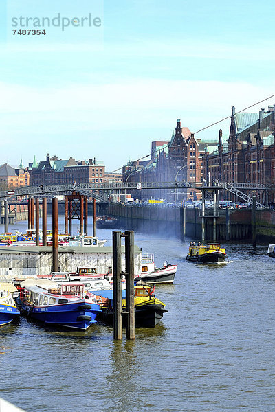 Deutschland  Hamburg  Blick auf Speicherstadtteil mit Fluss