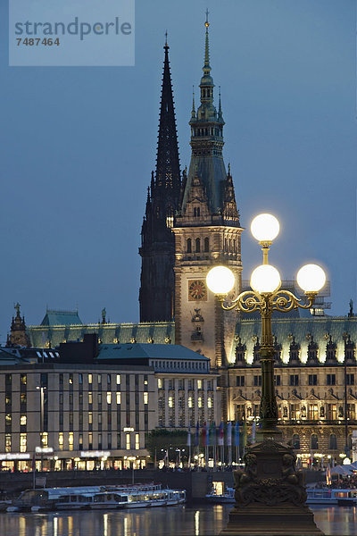 Deutschland  Hamburg  Blick auf Nikolauskirche und Rathaus an der Binnenalster