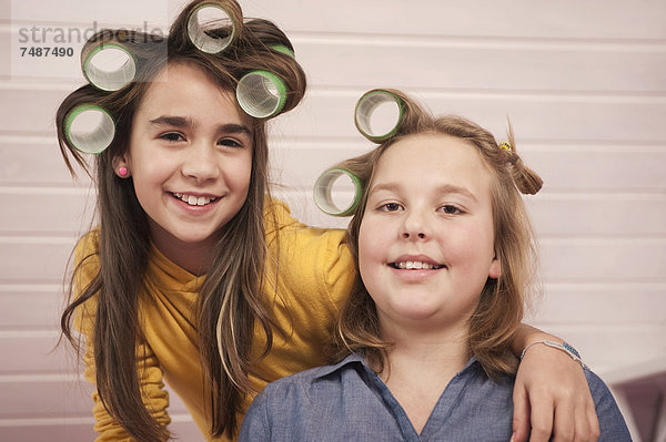 Mädchen mit Haarrolle lächelnd  Portrait  Nahaufnahme