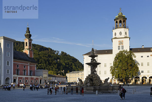 Österreich  Salzburg  Blick auf Michaelskirche  Residenzbrunnen und Salzburger Glockenspiel
