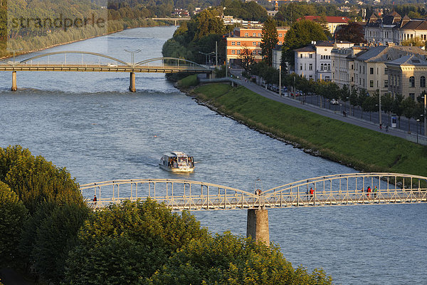Österreich  Salzburg  Blick auf Salzach  Mozartstegbrücke und Karolinenbrücke