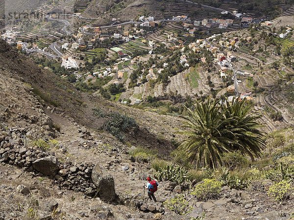 Europa  Spanien  Reife Frau beim Wandern im Valle Gran Rey