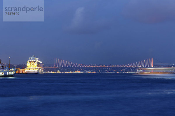 Europa  Türkei  Istanbul  Bosporusbrücke bei Nacht