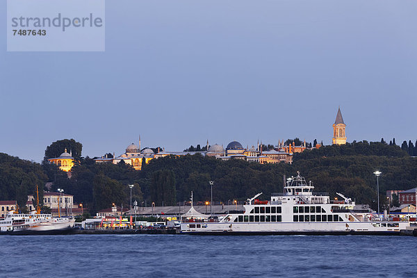 Europa  Türkei  Istanbul  Blick auf den Topkapi-Palast am Goldenen Horn