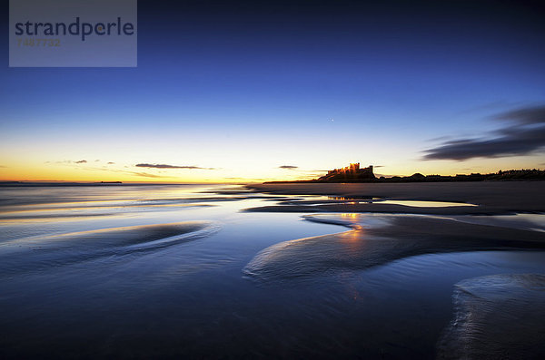 Großbritannien  England  Northumberland  Blick auf Bamburgh Castle am Strand